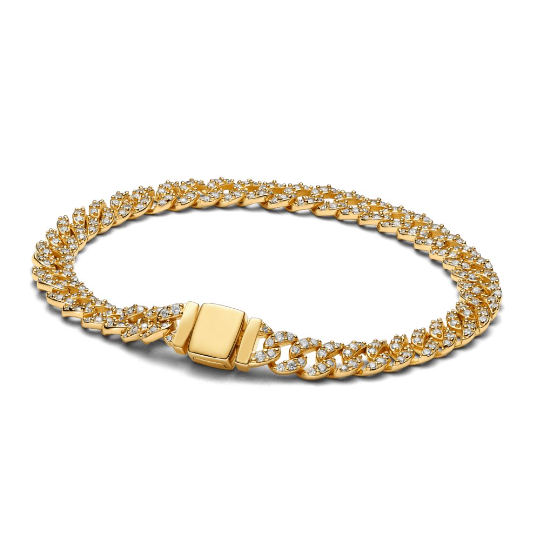 Elegant gold bracelet with moissanite details