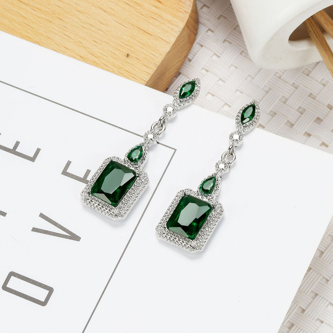 Elegant White Gold Earrings with Refined Details