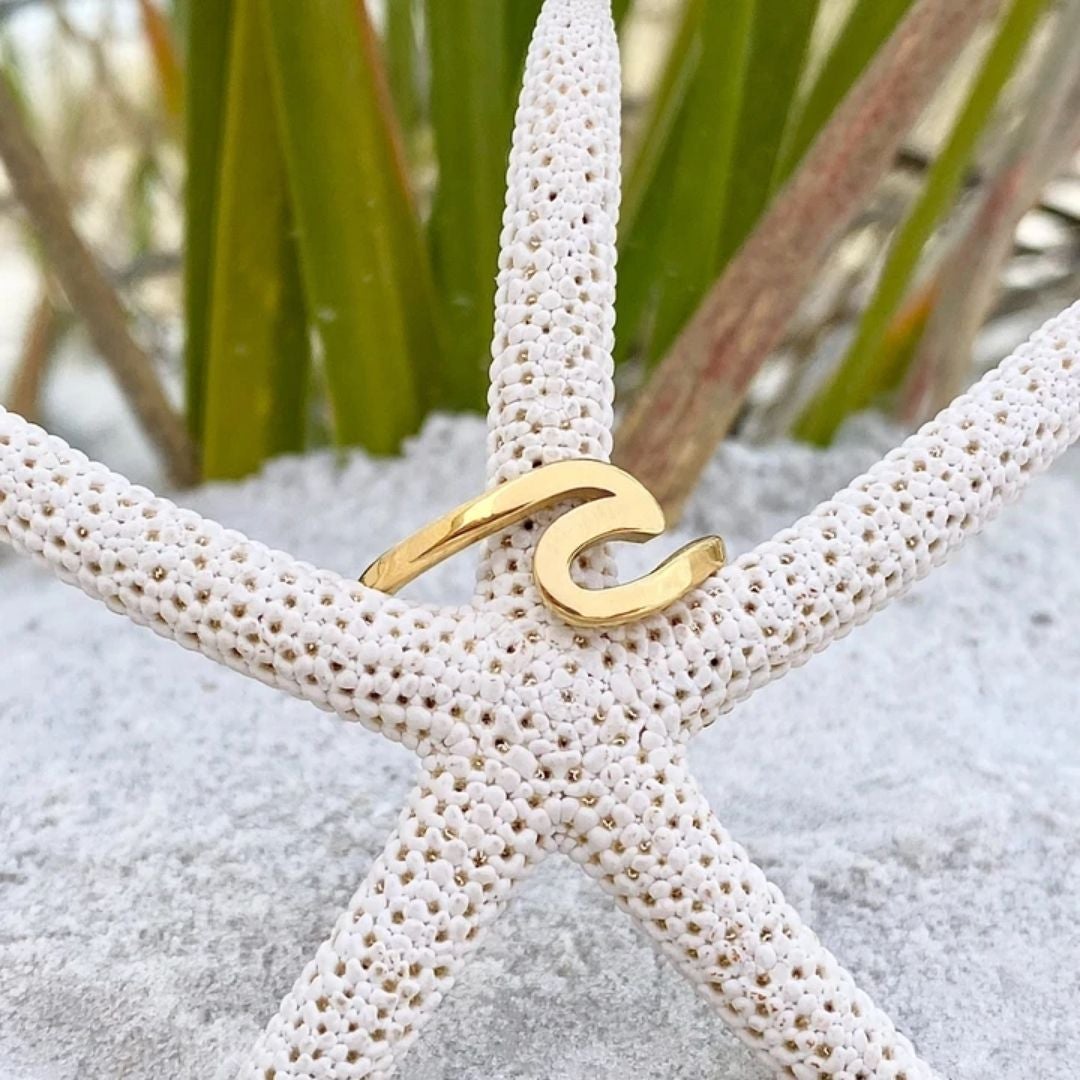 Elegant gold ring with wave pattern