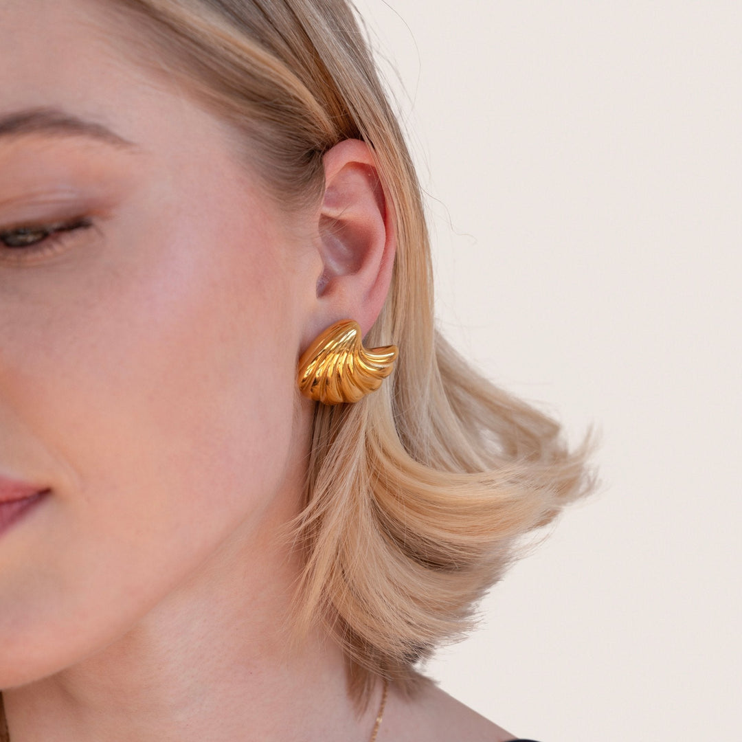 Elegant gold earrings with shell design