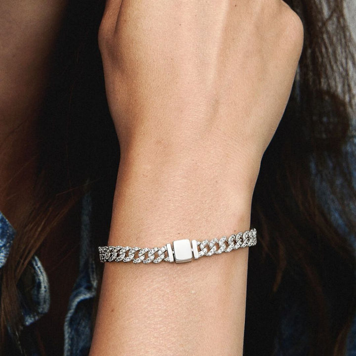 Elegant gold bracelet with moissanite details