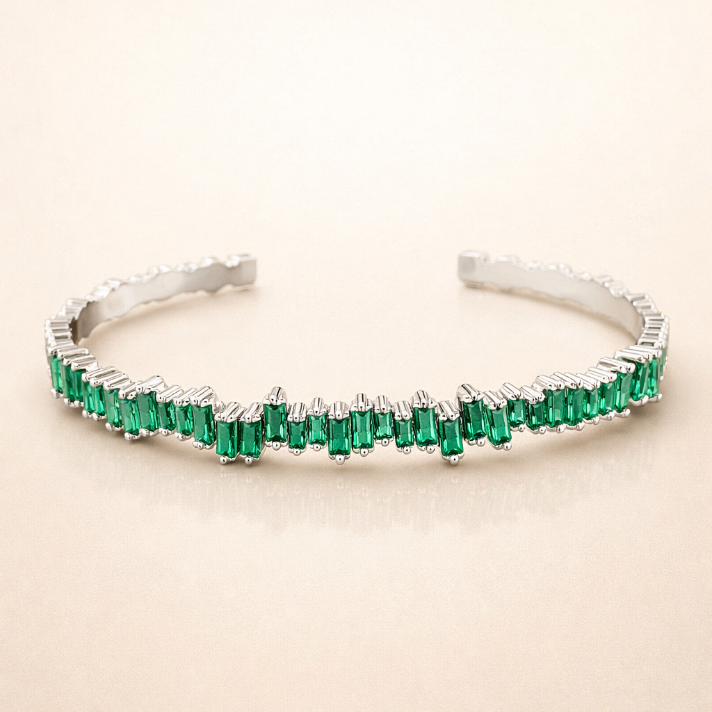 Elegant White Gold Bracelet with Refined Details
