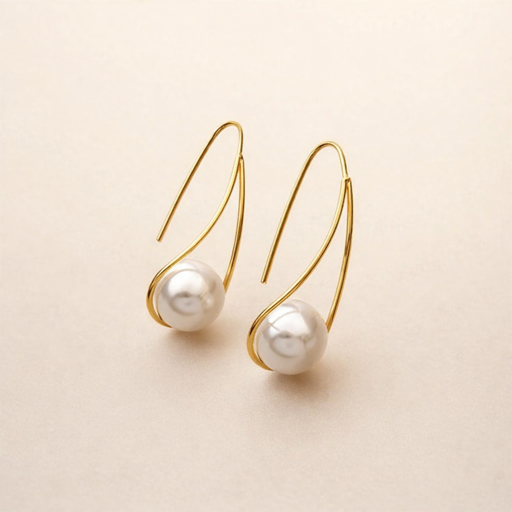 Soft pearl earrings in gold with a refined shine