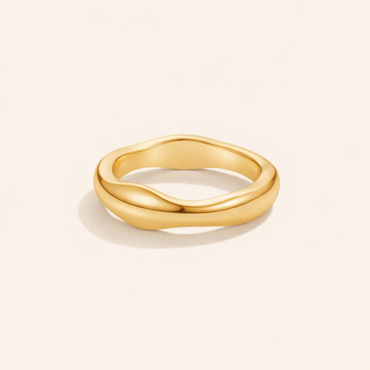 Soft wave ring in shiny silver