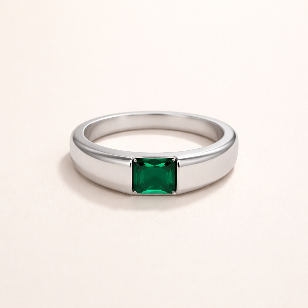 Refined silver ring with emerald detail
