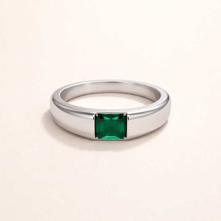 Refined silver ring with emerald detail