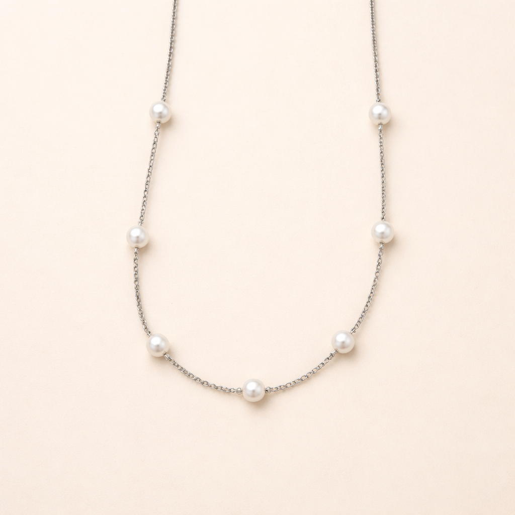 Elegant silver necklace with pearl and refined details