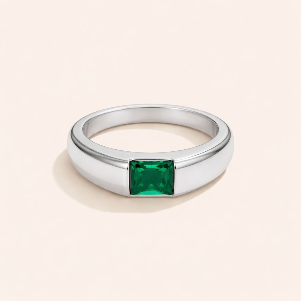 Soft silver ring with emerald detail