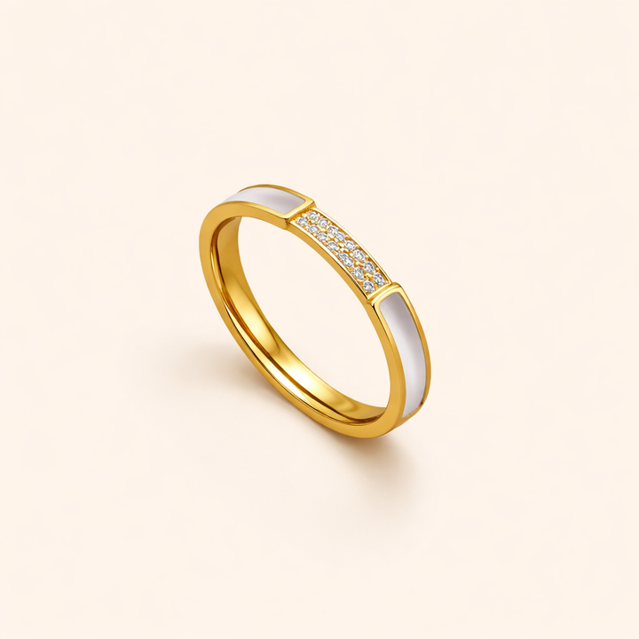 Simple pearl ring with delicate crystals