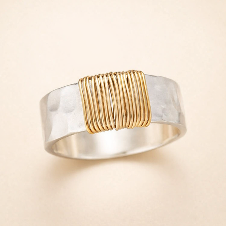 Elegant gold ring with refined wire structure
