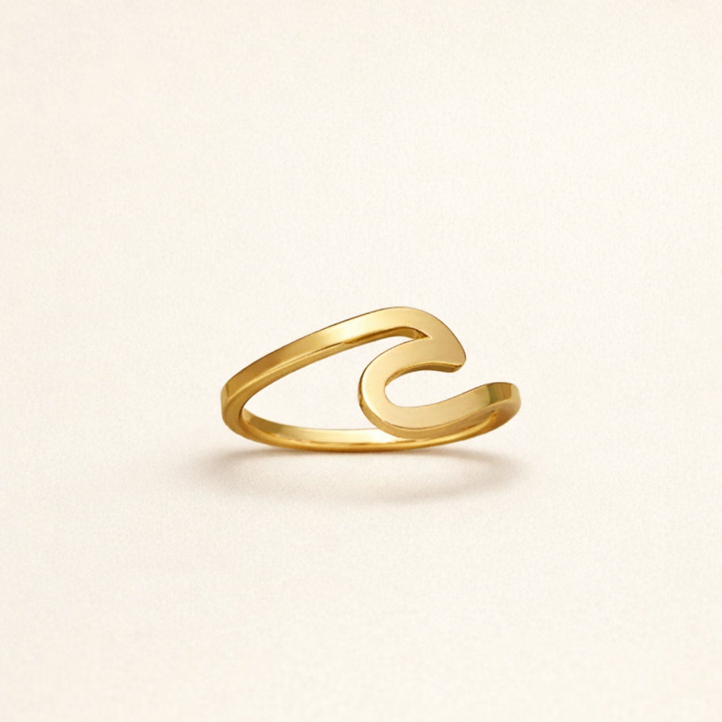 Elegant gold ring with wave pattern