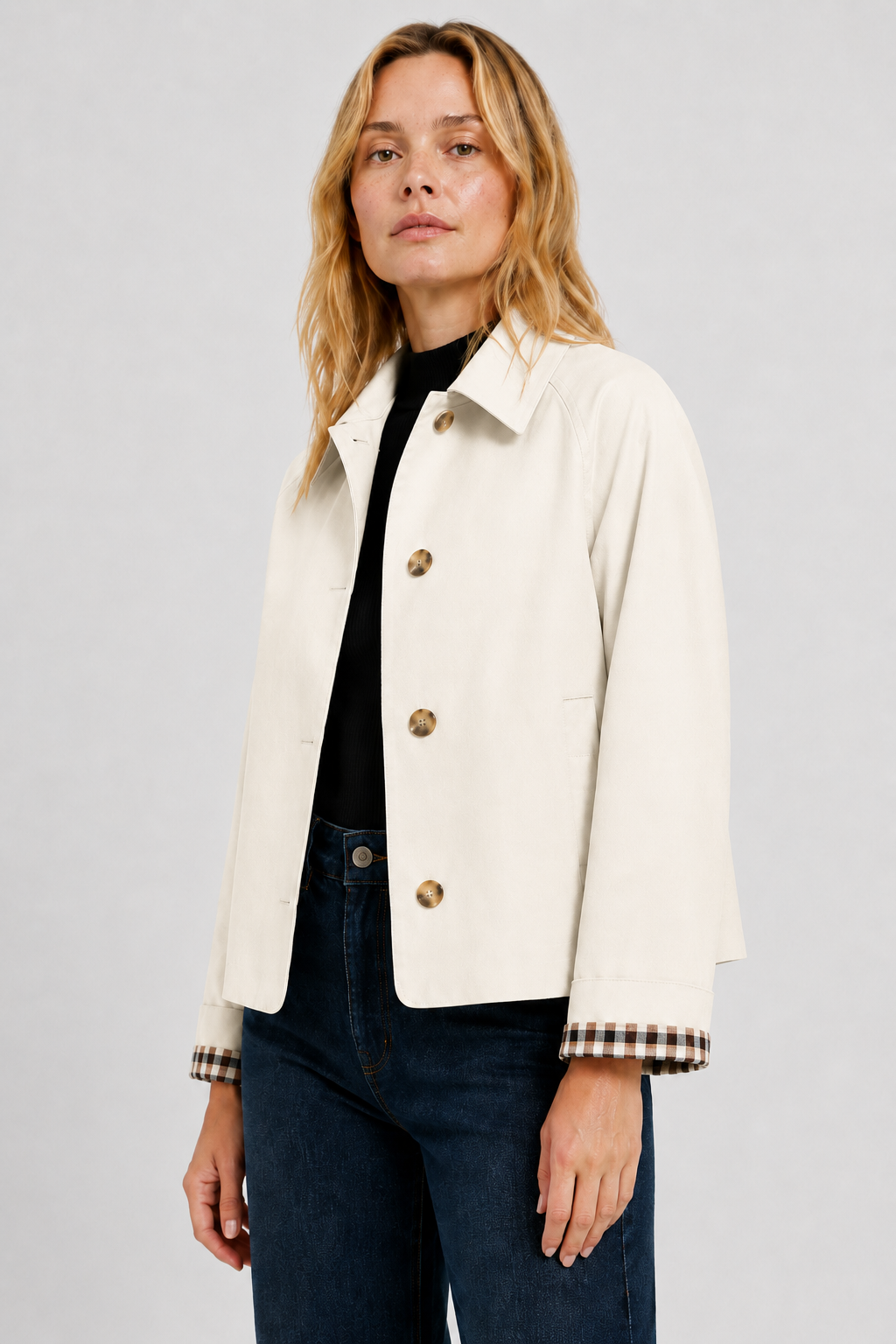 Lightweight women's jacket with a relaxed fit and gingham lining.
