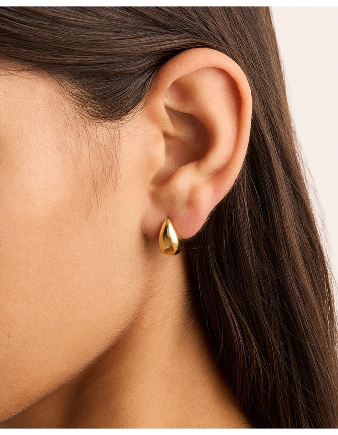Refined Gold Earrings with Elegant Dangling Details