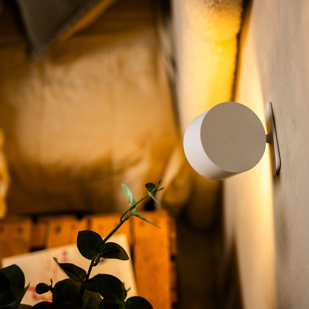 Cordless LED Wall Light with 360° Rotation, Touch Dimming, 3 Light Colors and USB-C Battery