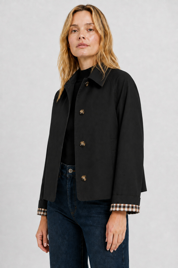Lightweight women's jacket with a relaxed fit and gingham lining.