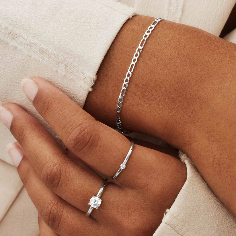 Elegant White Gold Bracelet with Refined Details