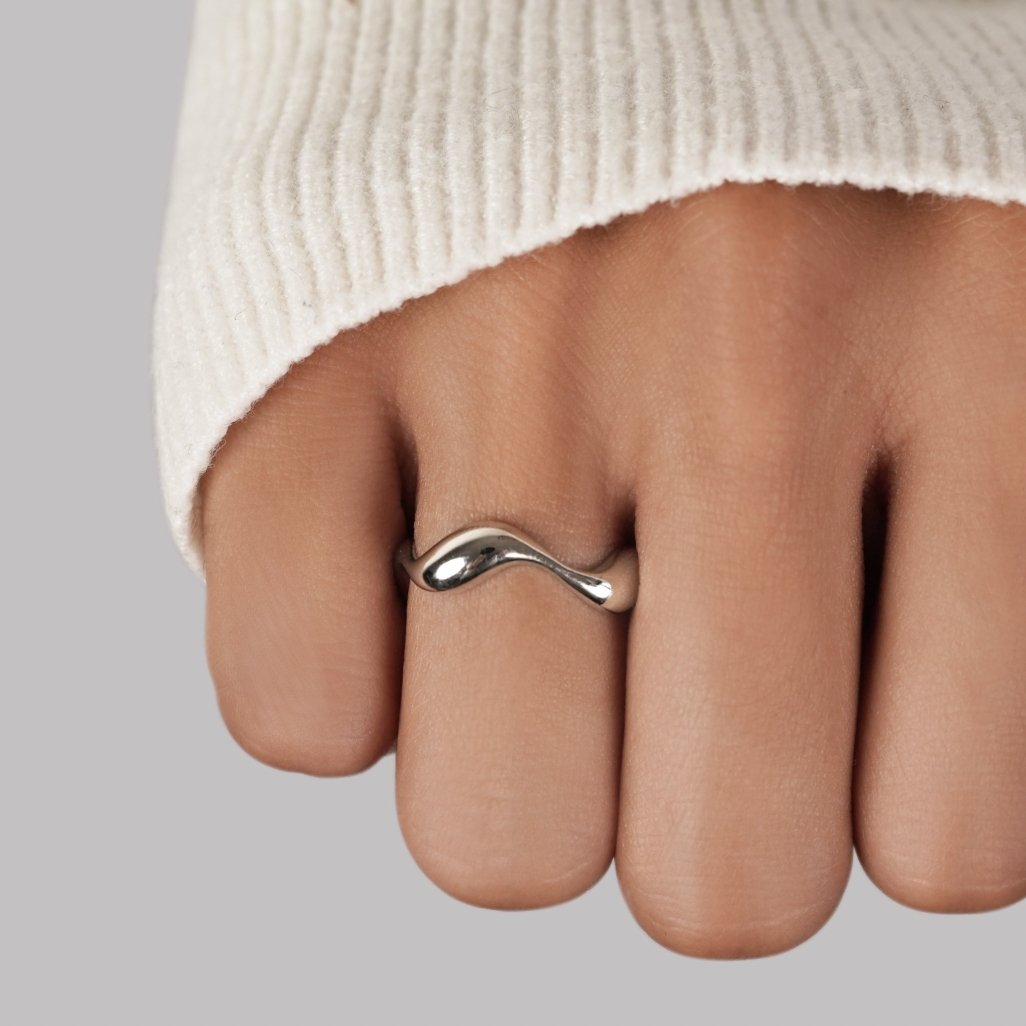 Elegant silver wave ring with refined lines