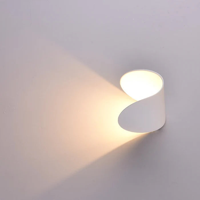 Adjustable Up-Down LED Wall Light – Warm Ambient Light, Modern Design