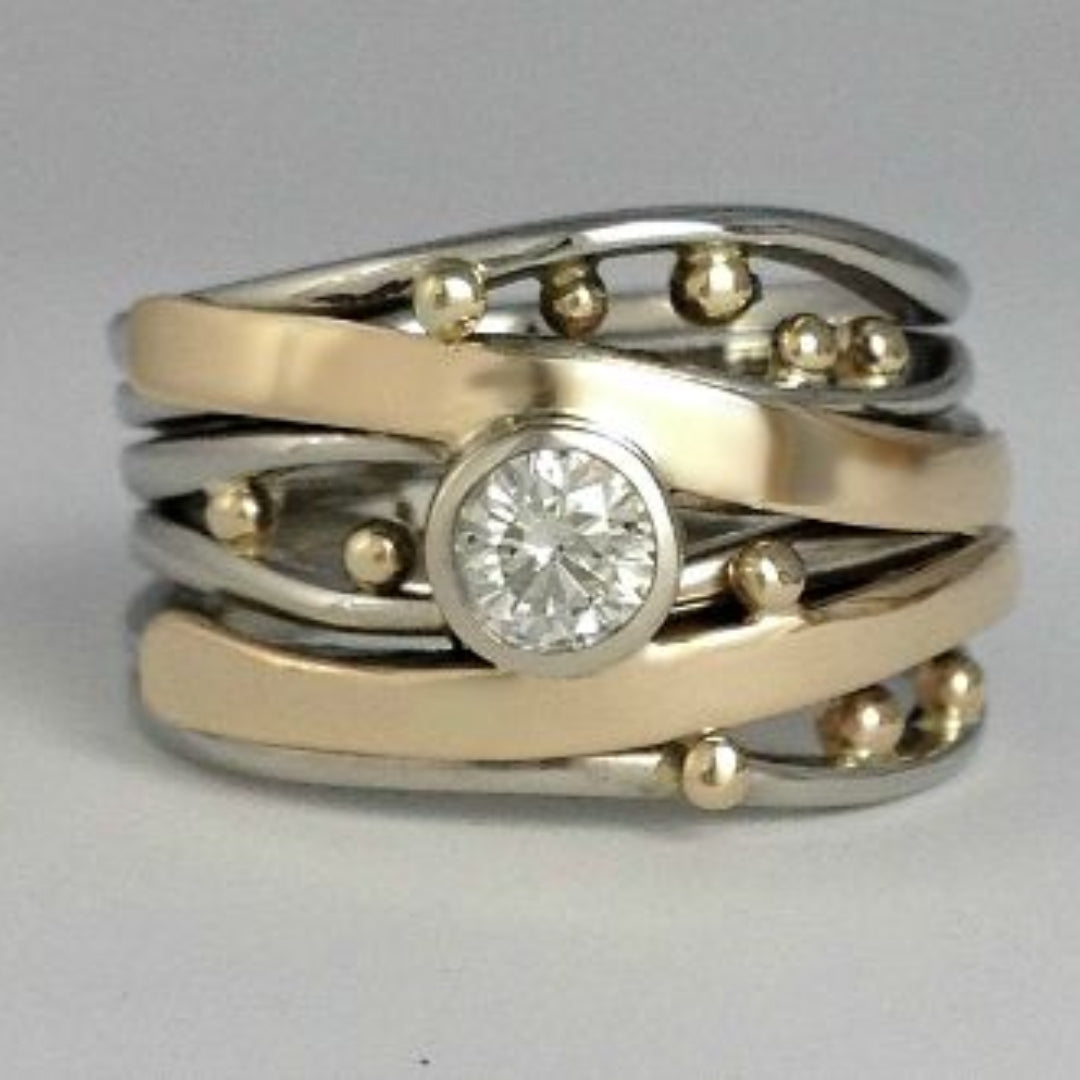 Elegant gold ring with vintage cubic zirconia inlay