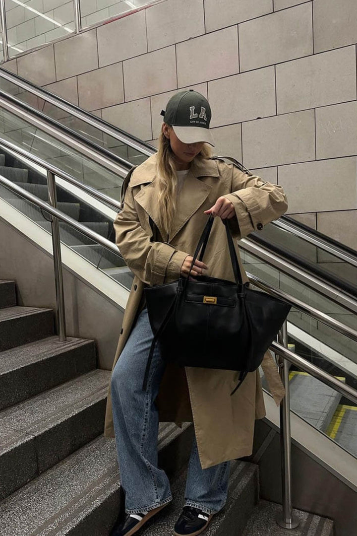Everyday leather tote with a clasp detail on the front.