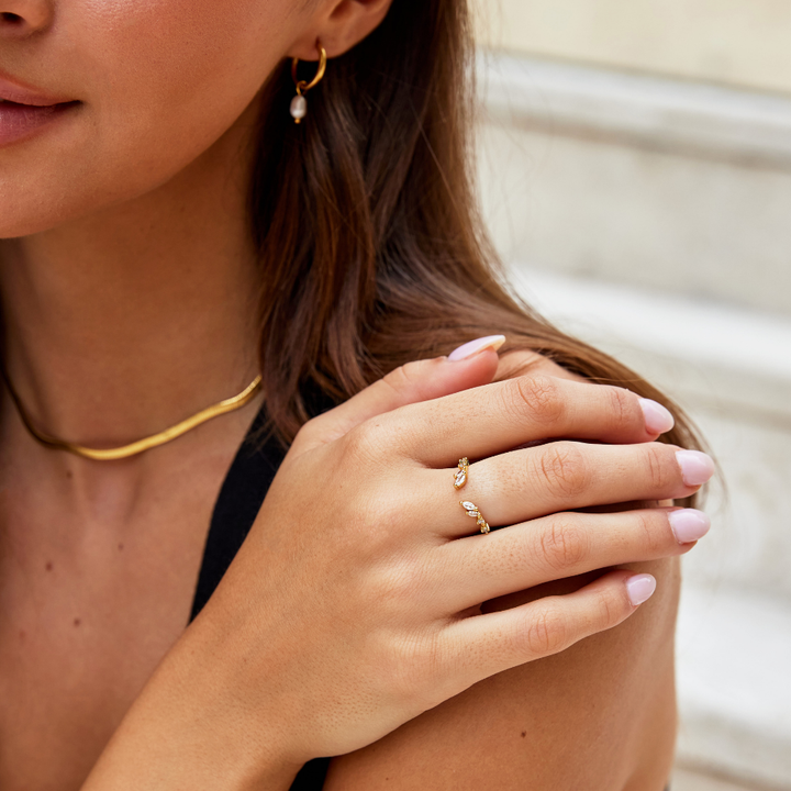 Soft shine gold ring with crystal