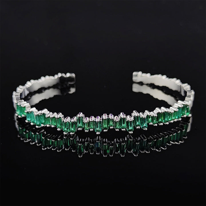 Elegant White Gold Bracelet with Refined Details