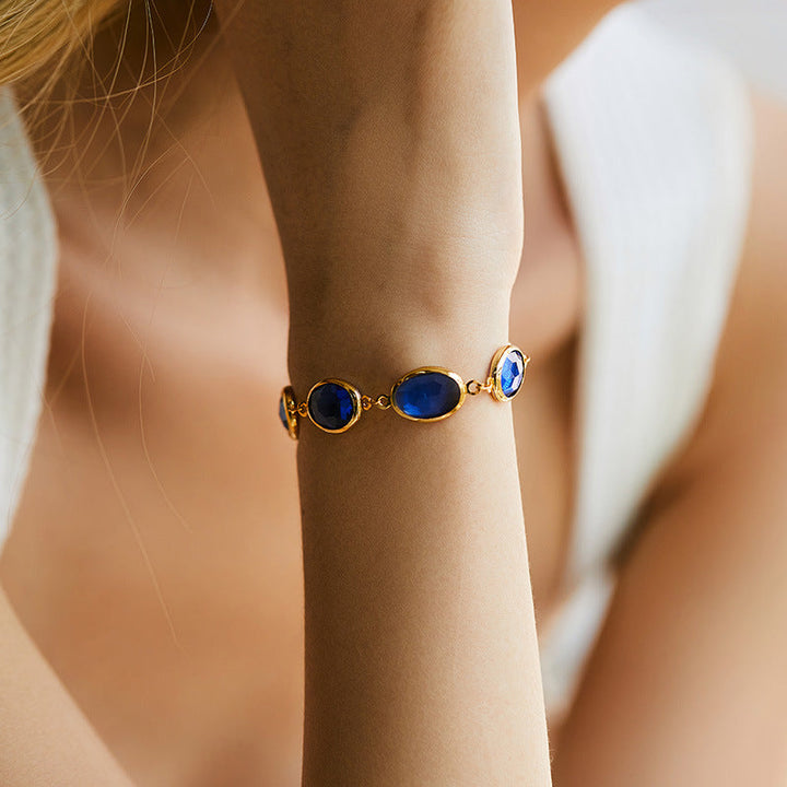 Gold bracelet with refined shine