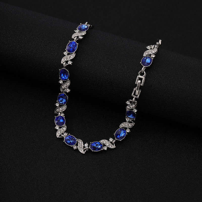 Elegant White Gold Bracelet with Refined Details
