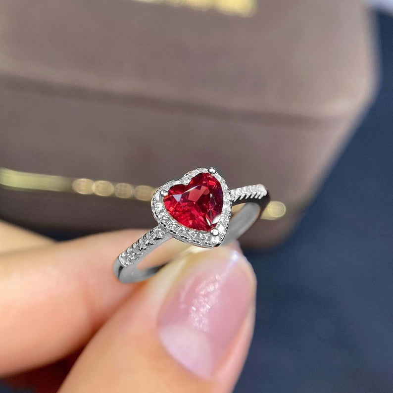 Elegant white gold ring with refined details