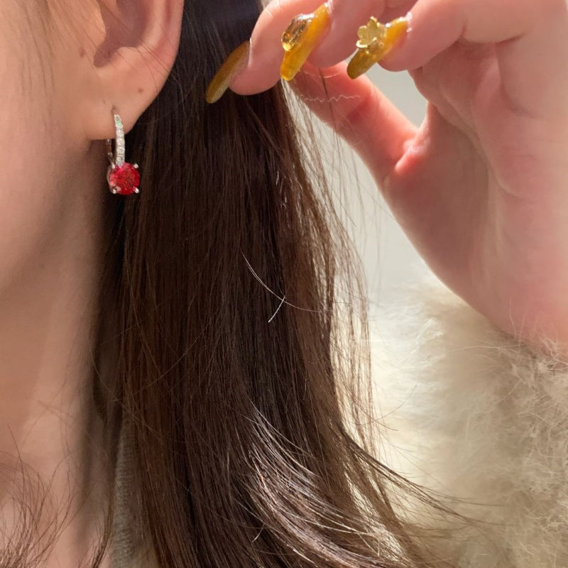 Elegant White Gold Earrings with Refined Details