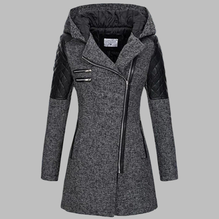 Grijze dames winterjas met capuchon, zwarte leren accenten en asymmetrische rits, ideaal voor koude weersomstandigheden.
