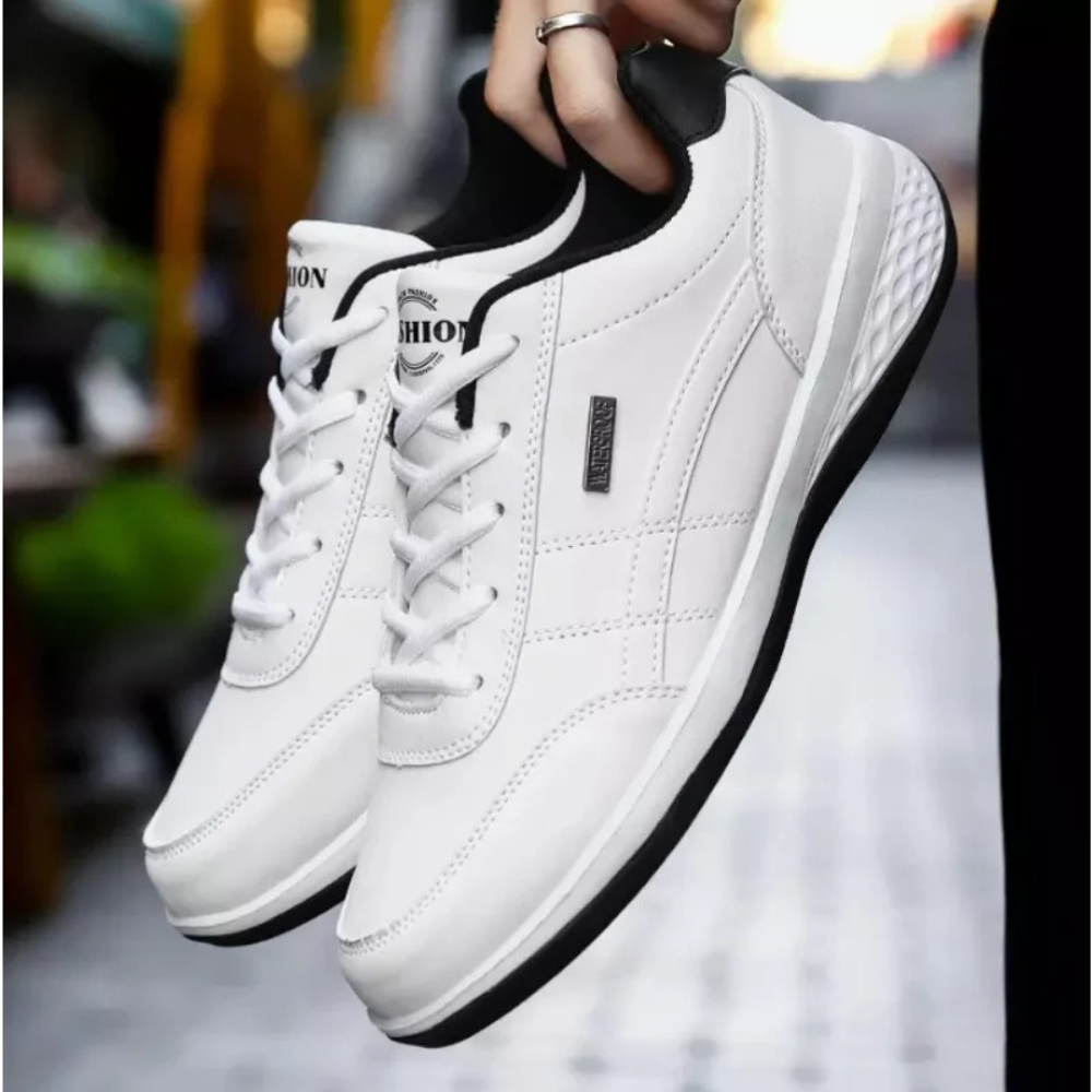 Elegant men's leather sneakers with front lacing and side panel
