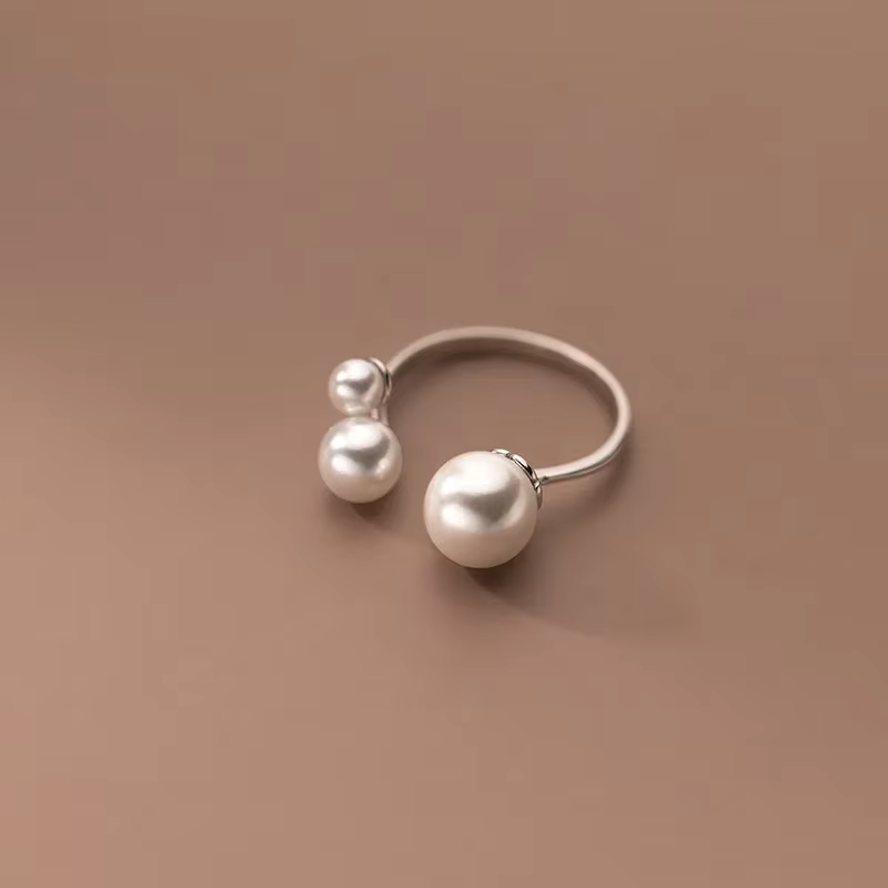 Elegant freshwater pearl ring with refined adjustability