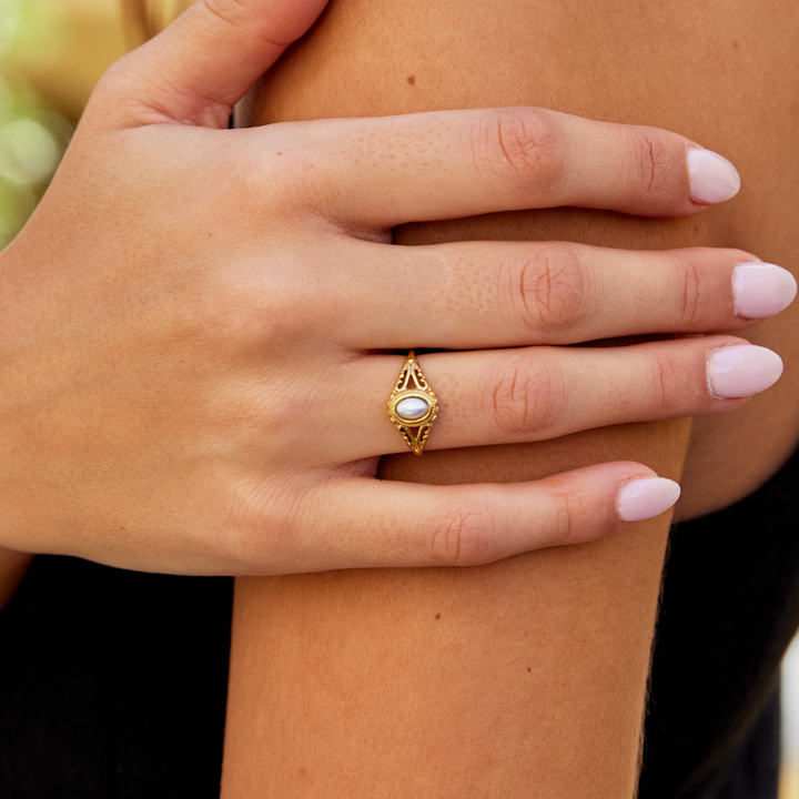 Elegant pearl ring in antique silver