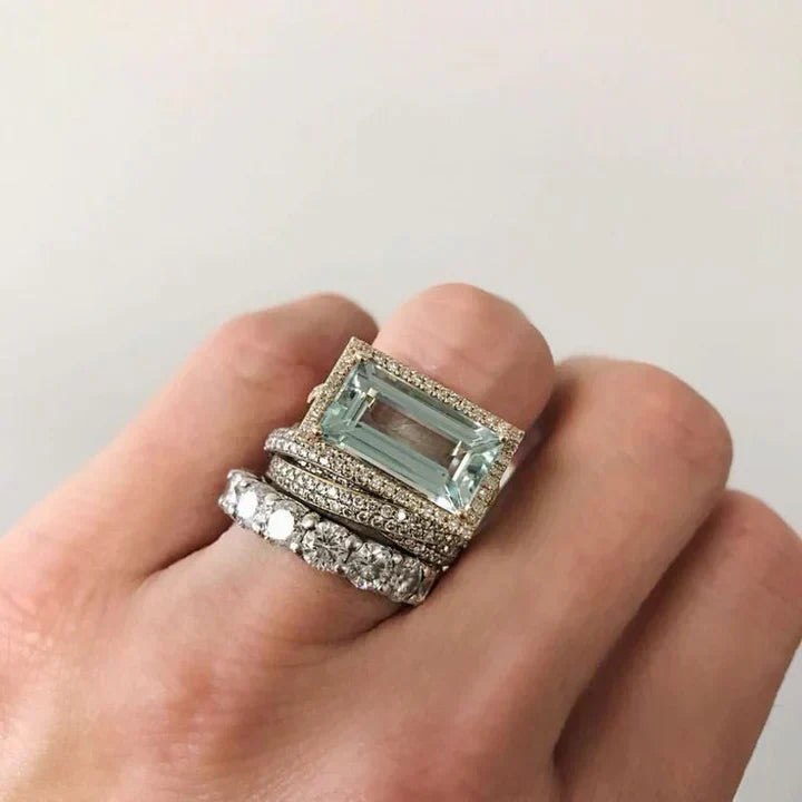 Elegant white gold necklace with turquoise accent