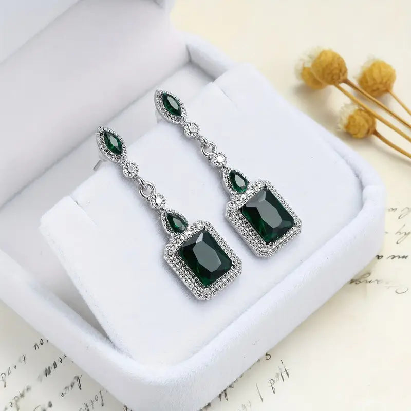 Elegant White Gold Earrings with Refined Details