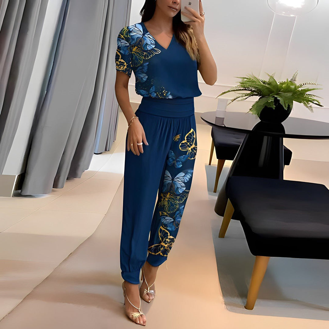 https://cdn.shopify.com/s/files/1/0868/7468/5776/files/alexandra-trendy-set-met-blouse-en-broek-195959.jpg?v=1741533002