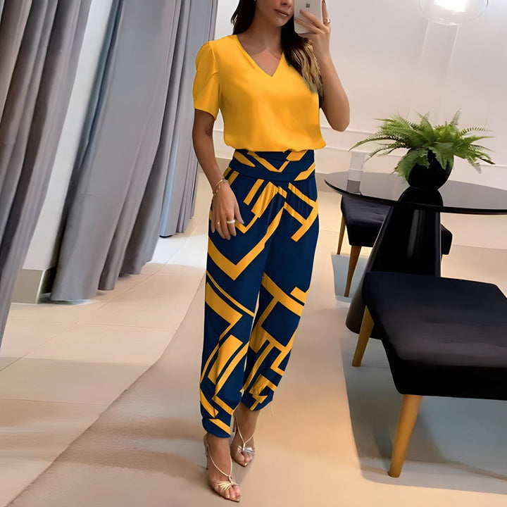 https://cdn.shopify.com/s/files/1/0868/7468/5776/files/alexandra-trendy-set-met-blouse-en-broek-542563.jpg?v=1741533001