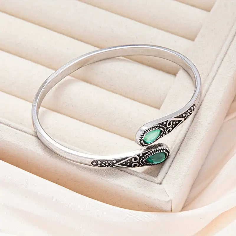 Soft Glow white gold bracelet with delicate details