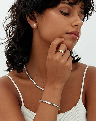 Elegant white gold tennis bracelet with refined shine