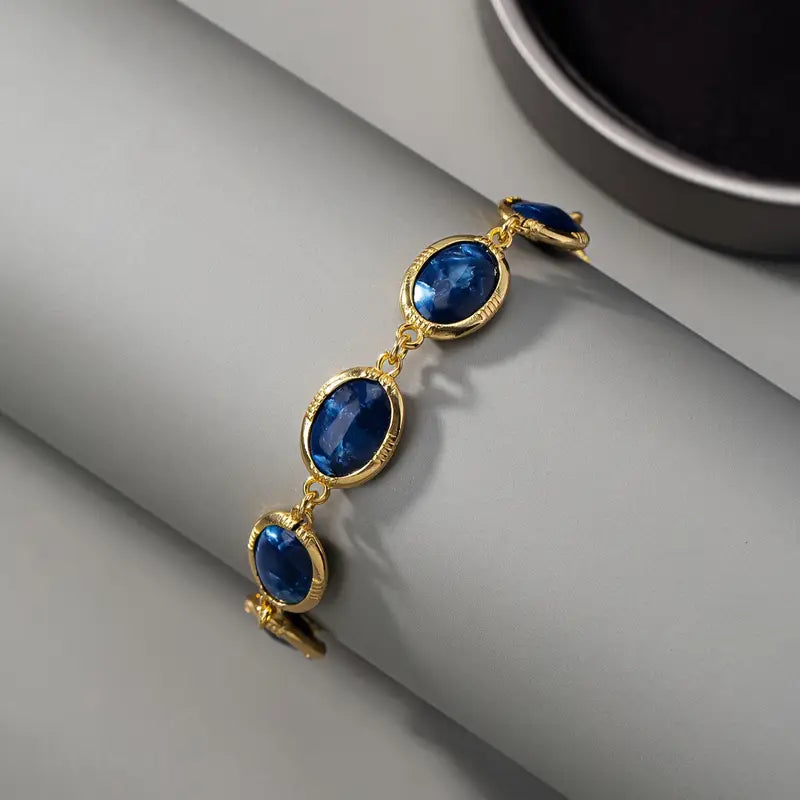 Gold bracelet with refined shine
