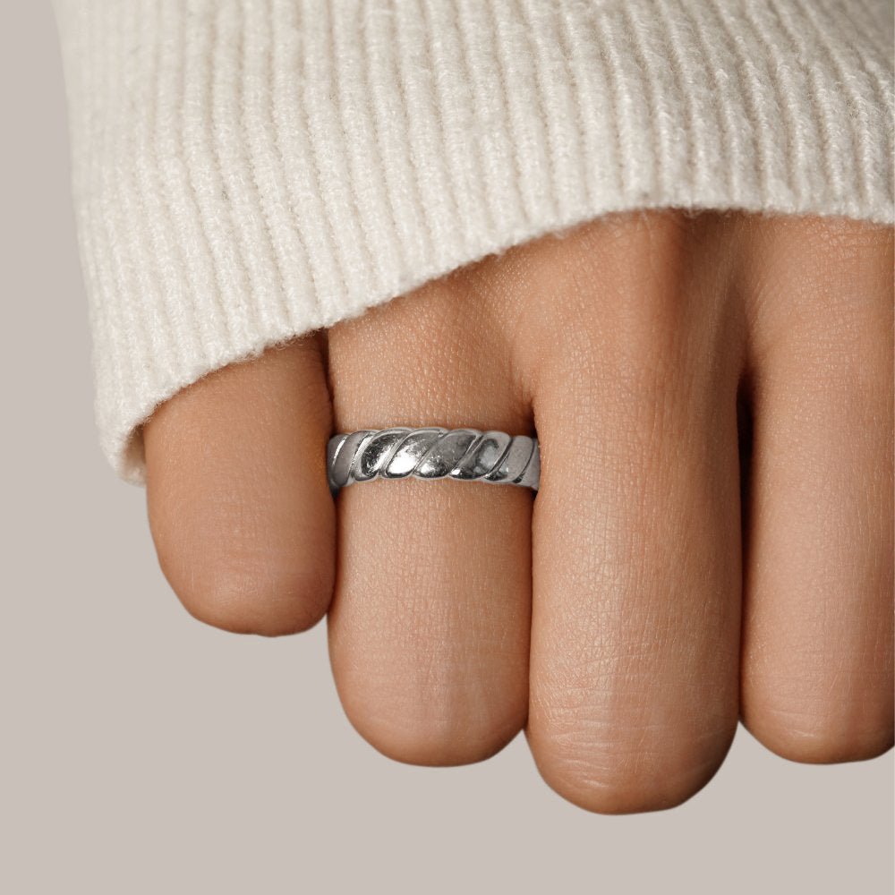 Elegant silver ring with a refined twist