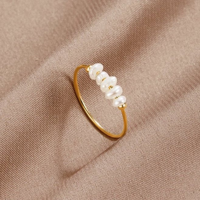 Elegant freshwater pearl ring in silver