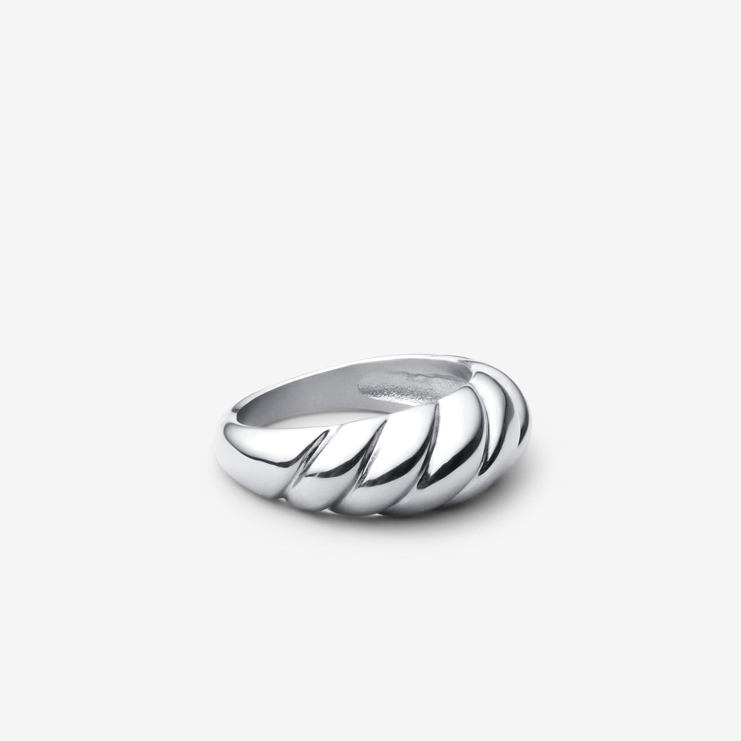 Elegant white gold ring with refined waves