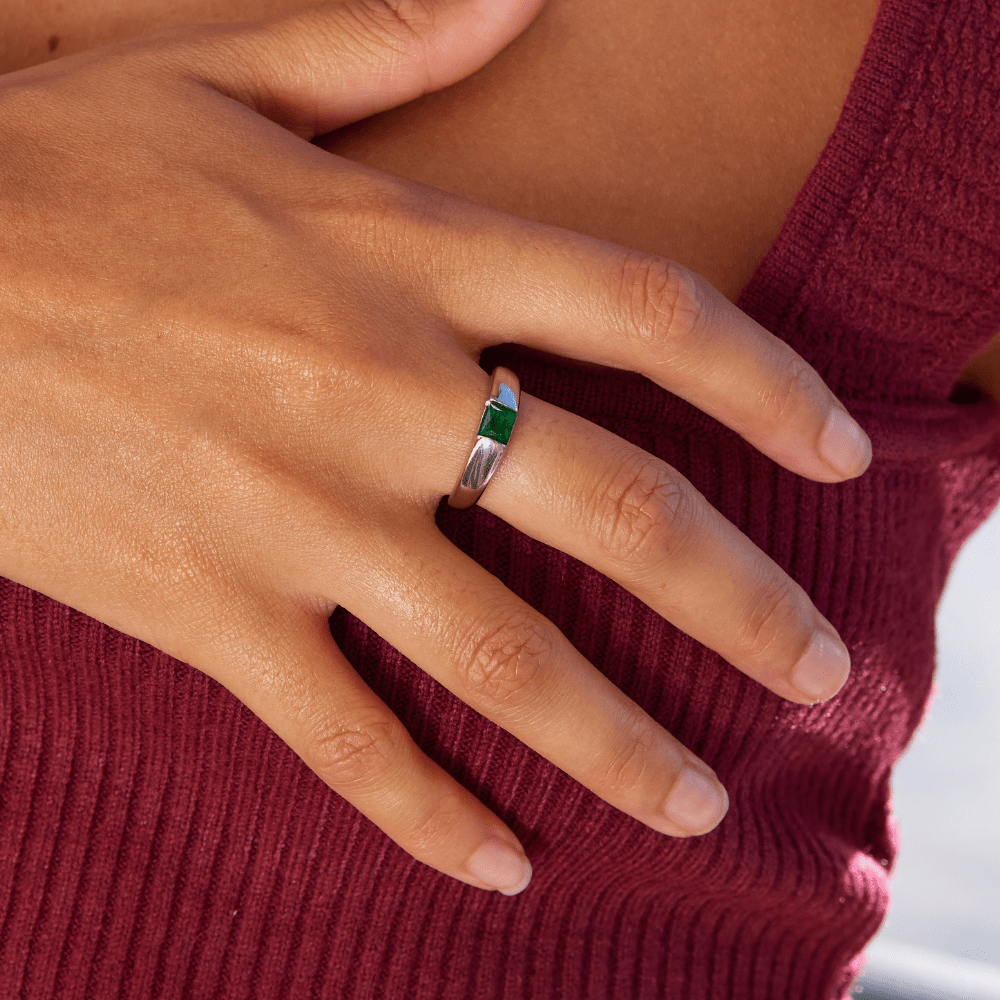 Refined silver ring with emerald detail