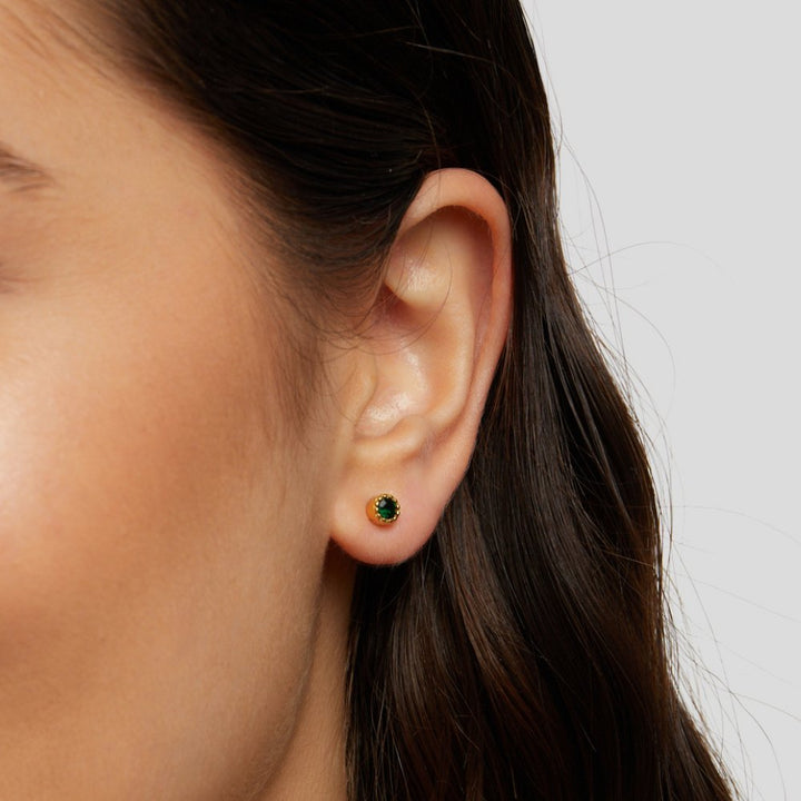 Elegant earrings with emerald-green cubic zirconia