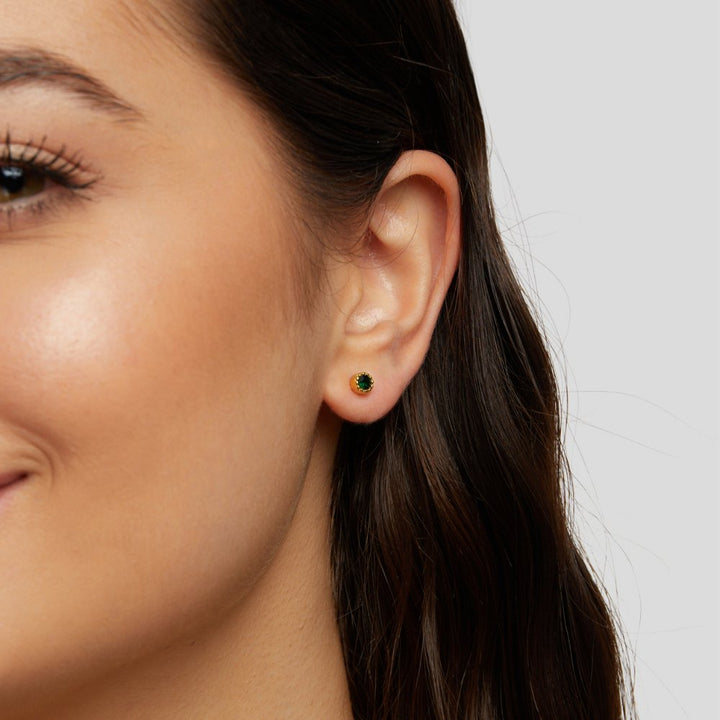 Elegant earrings with emerald-green cubic zirconia