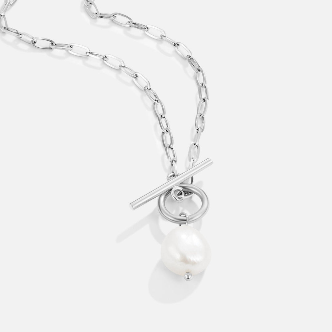 Elegant silver necklace with freshwater pearl