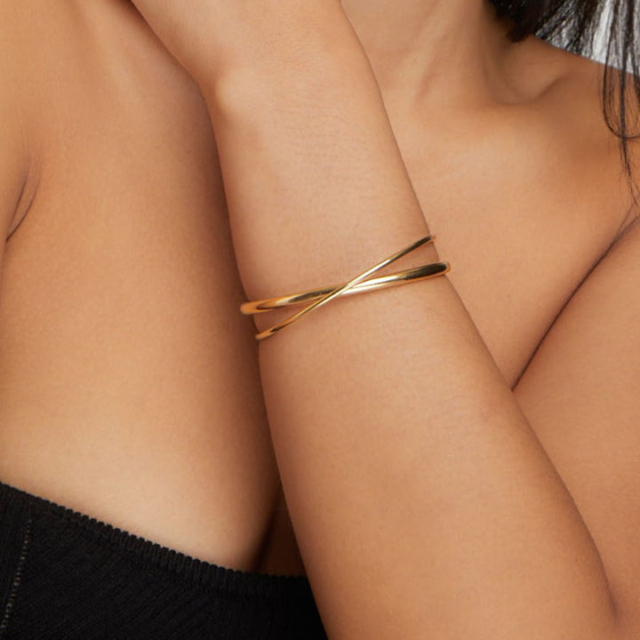 Elegant gold bracelet with a refined twist
