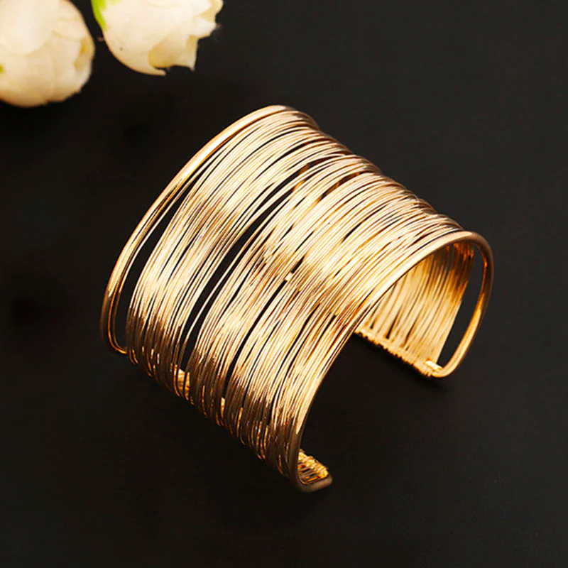 Elegant Gold Bracelet with Refined Vintage Look